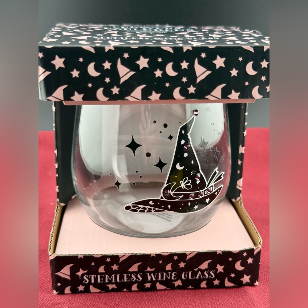 NIB Cobwebs and Cauldrons Stemless wine glass with embellished Witch’s Hat. 18oz